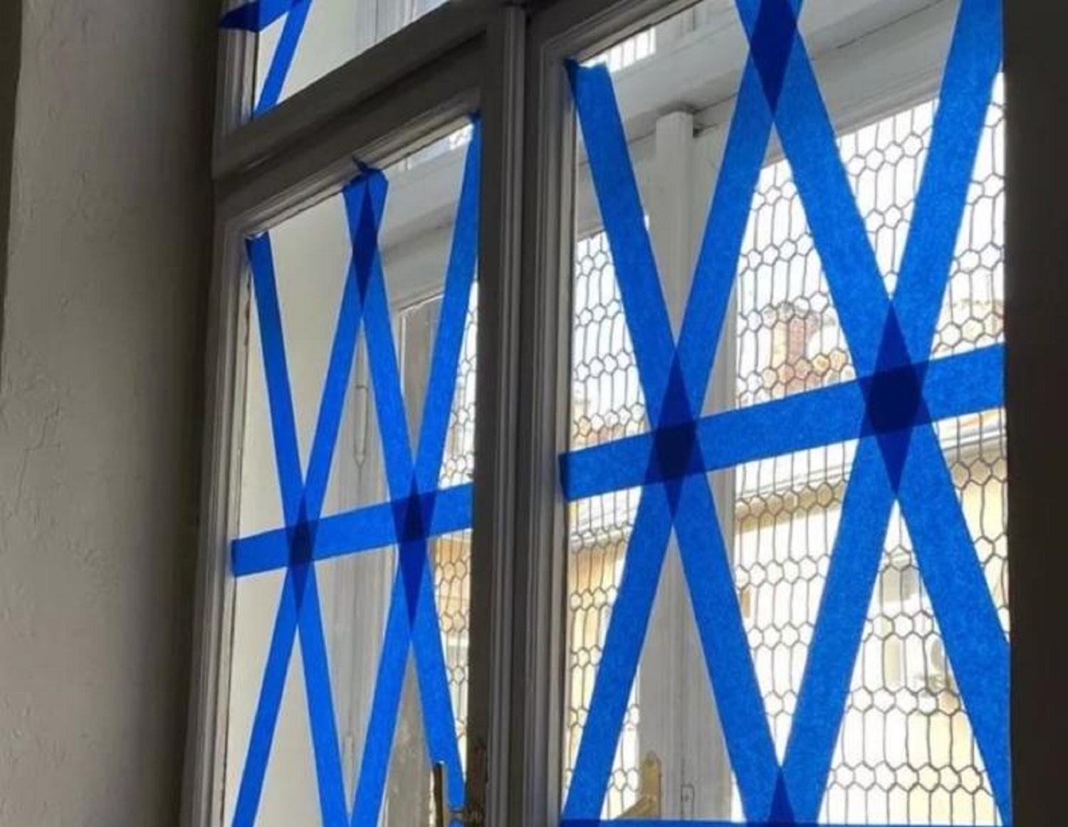 Що зробити з вікнами, щоб врятуватись від уламків скла при вибуху